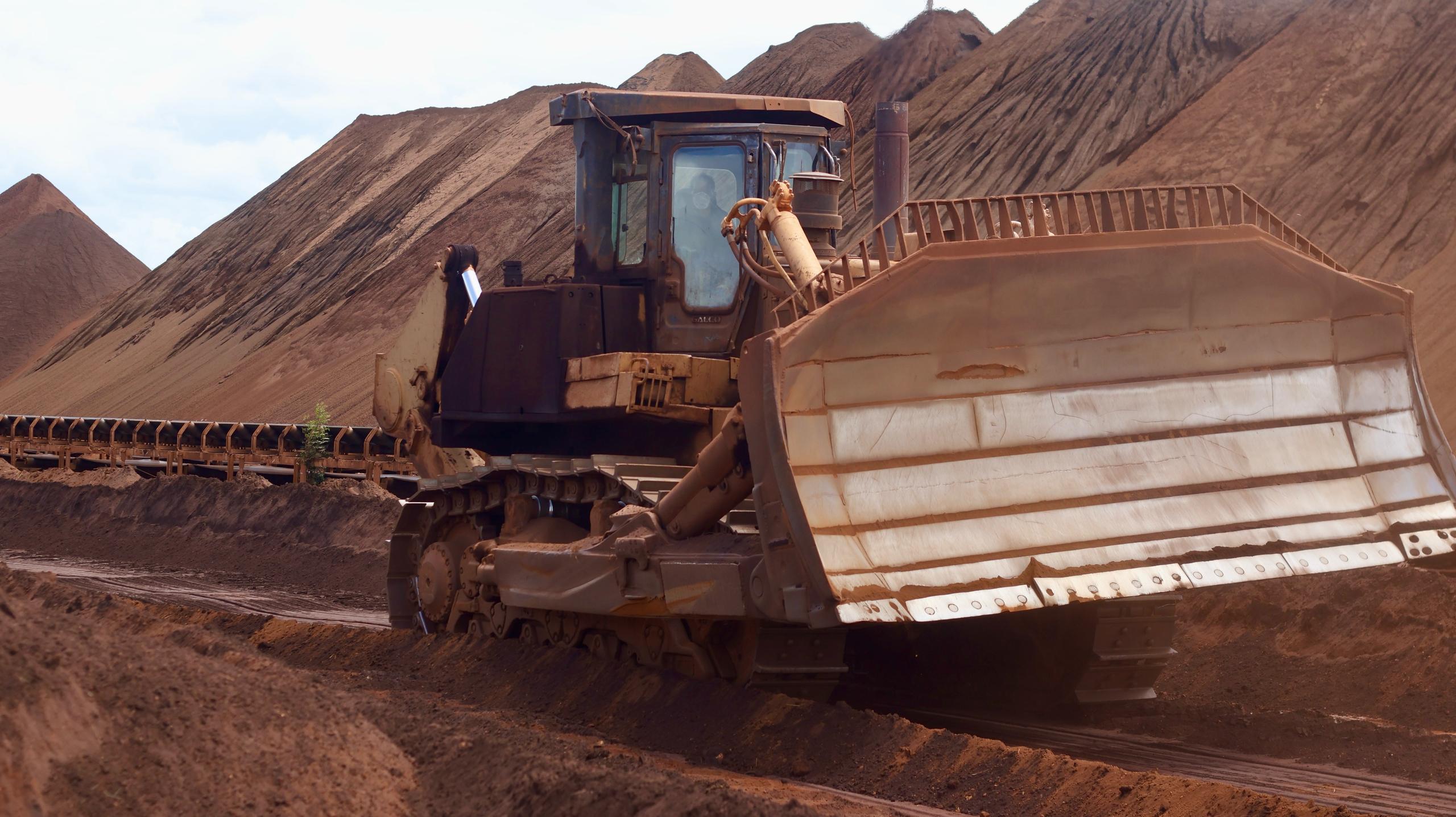 Equipo de Maquinaria Pesada disponible en R&A