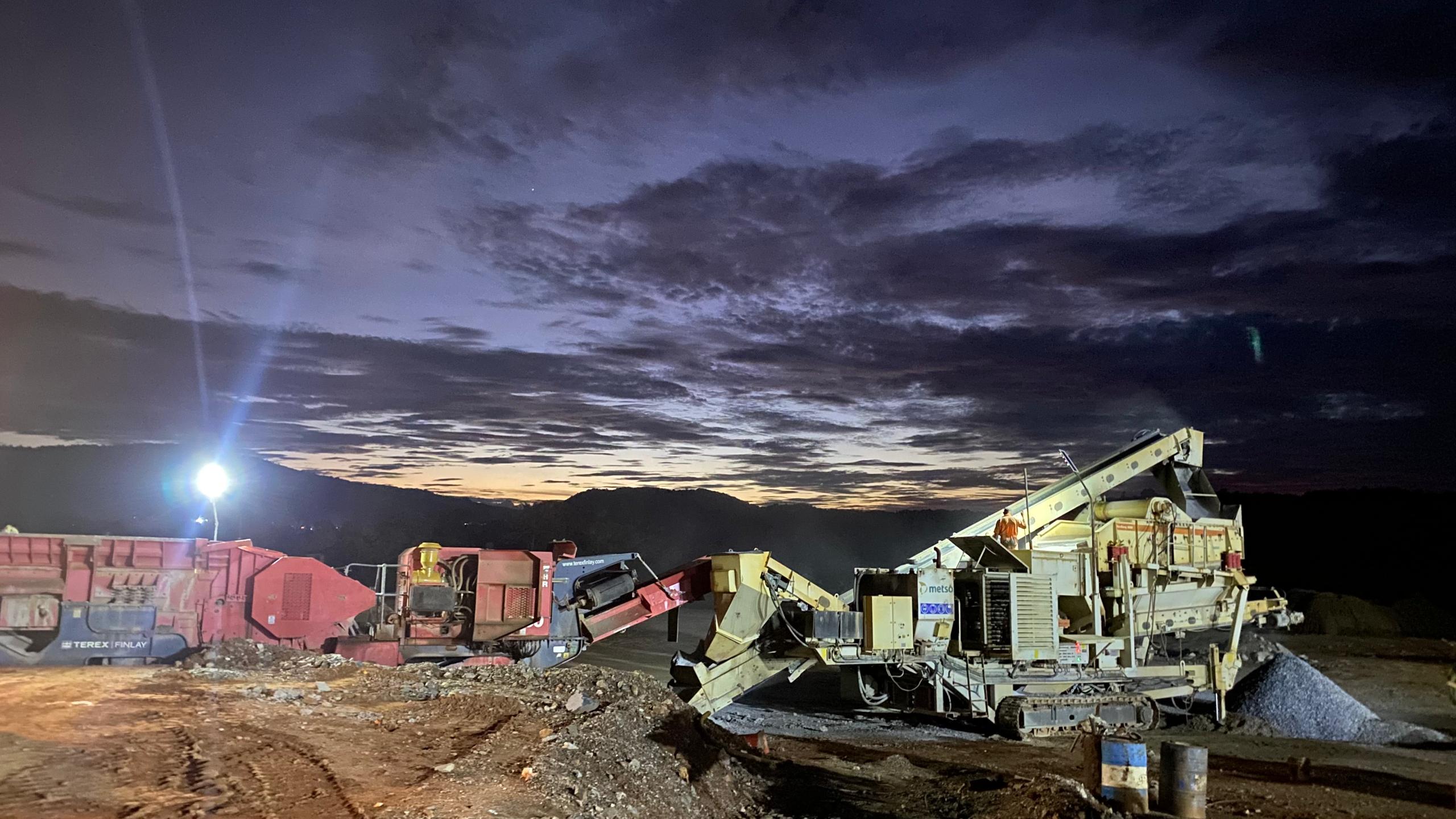 Planta de trituración en operación nocturna