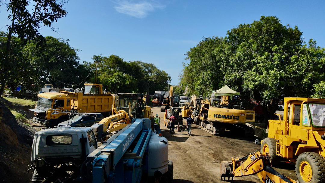 Patio operativo con excavadoras, volteos y equipos pesados