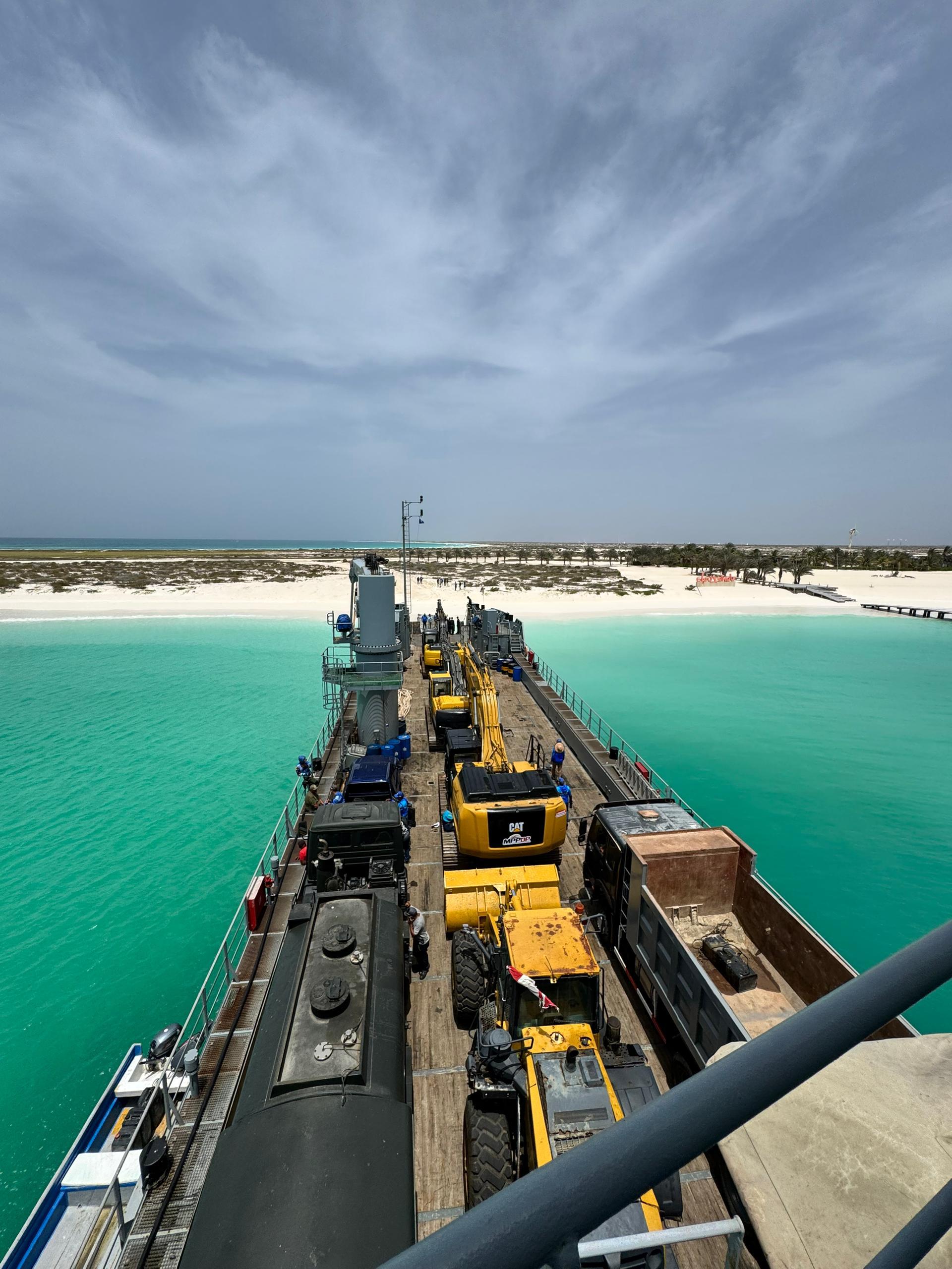 Embarcación con maquinaria pesada en zona costera