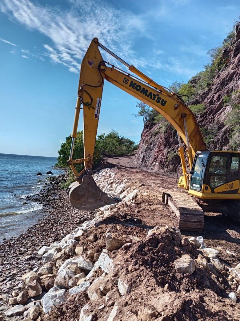 Excavadora Komatsu en obra de protección costera