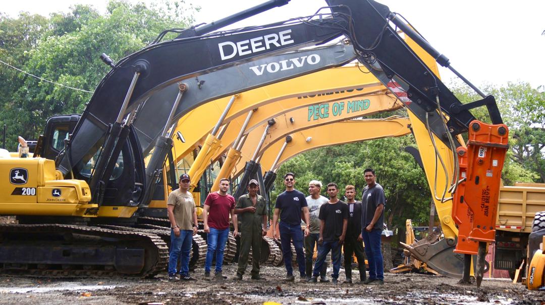 Equipo técnico frente a excavadoras con martillo hidráulico