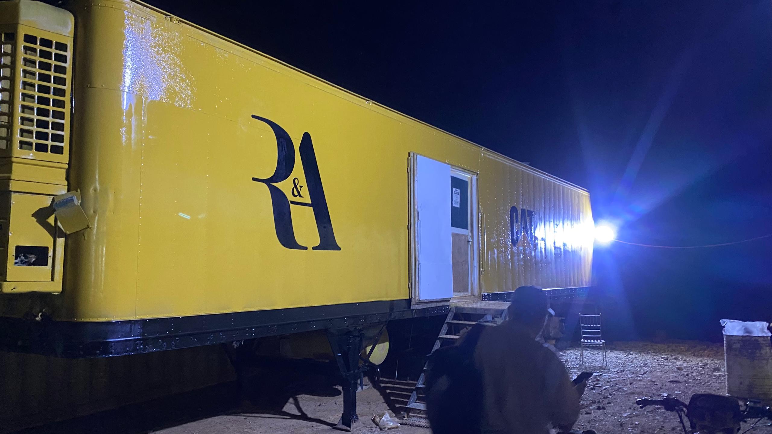 Oficina móvil iluminada en campamento de obra