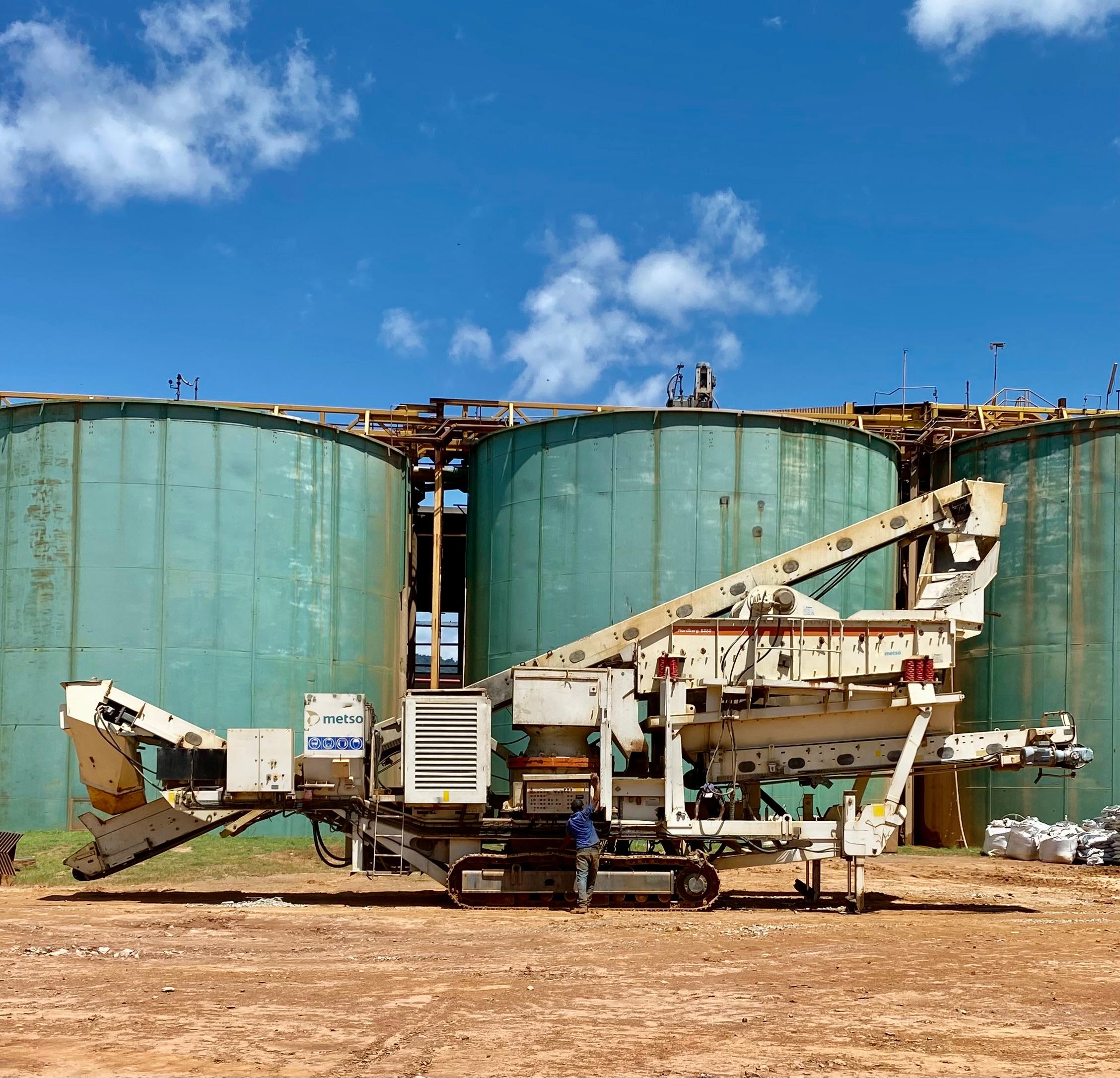 Planta móvil de trituración frente a tanques industriales