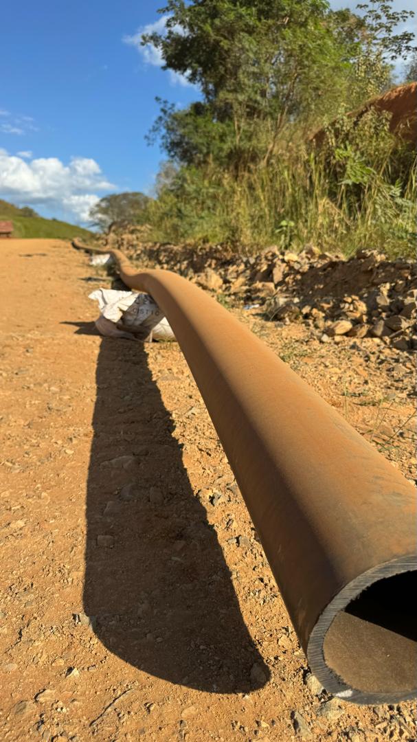 Tubería de acero preparada para instalación en campo
