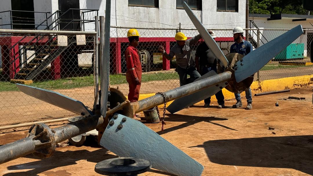 Cuadrilla técnica inspeccionando agitador industrial