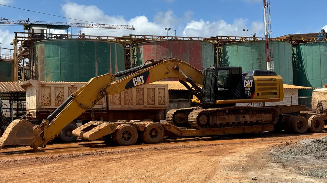 Excavadora CAT transportada en cama baja