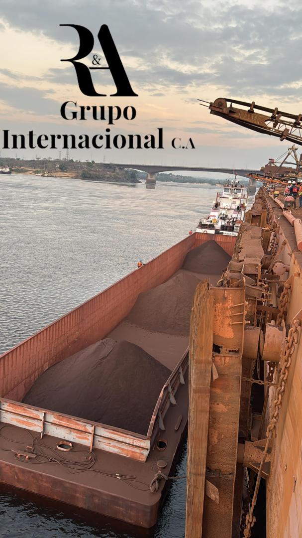 Carga de material a granel en barcaza durante operación fluvial