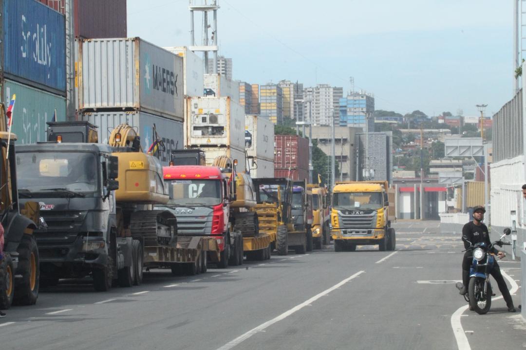 Convoy de maquinaria pesada en zona portuaria